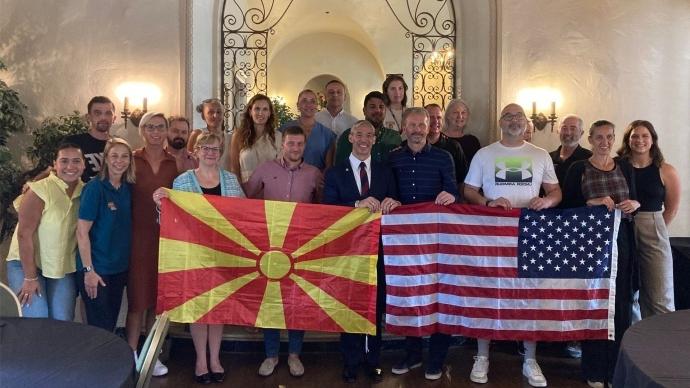 澳门金沙线上赌博官网 delegates and North Macedonian coaches pose for a photo with President Beasley and 圣安东尼奥 Mayor Ron Nirenberg