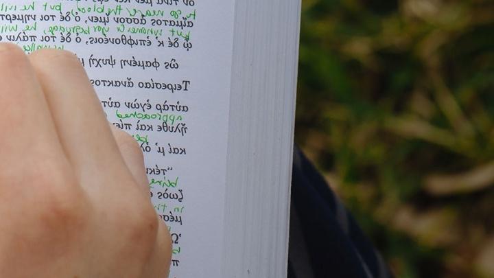 语言学学生在书中添加手写笔记.