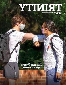 《澳门金沙线上赌博官网》杂志2020年秋季封面上，两名蒙面学生在“共同点”上方用手肘撞来撞去。