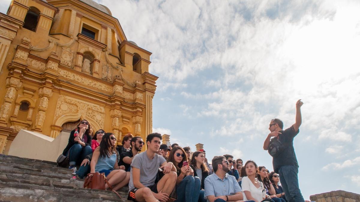 教授对聚集在Cerro del Obispado的台阶上的一群澳门金沙线上赌博官网的学生讲话, 这是蒙特雷的著名地标, 墨西哥